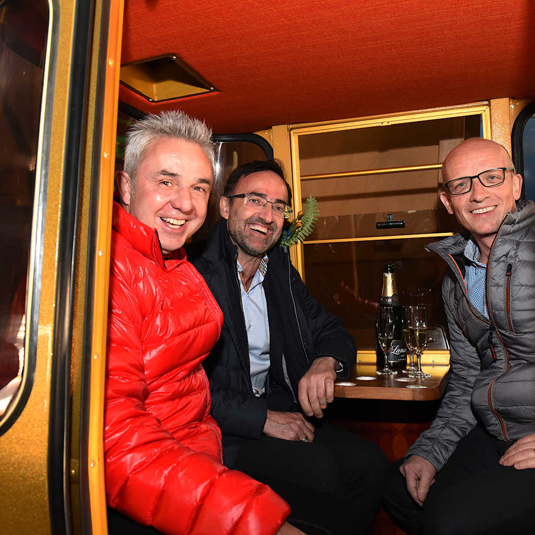 Urs Kessler Andreas Kaufmann und Daniel Zihlmann in der Talstation nach der Fahrt mit der letzten Gondel