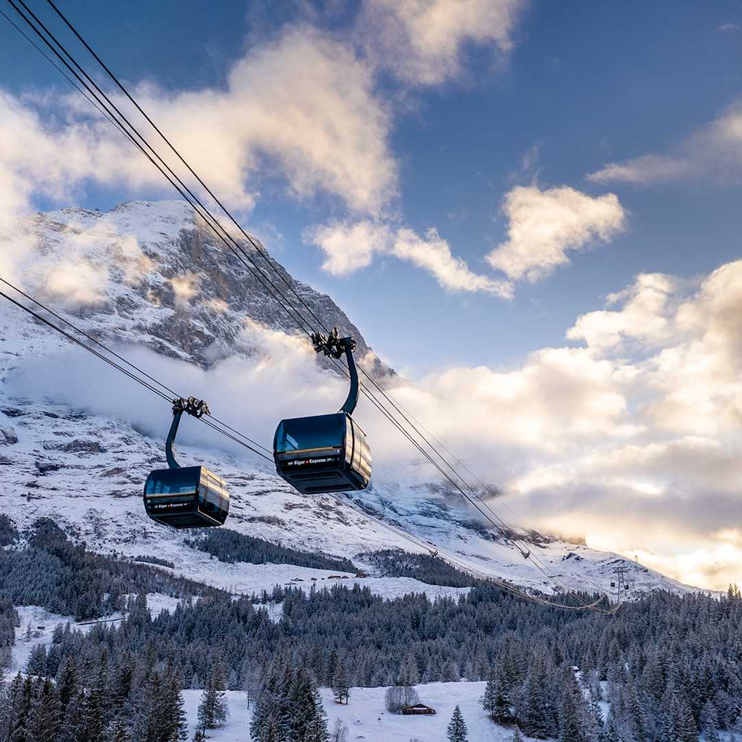 Eiger Express zwei Kabinen Eiger Abendstimmung Winter