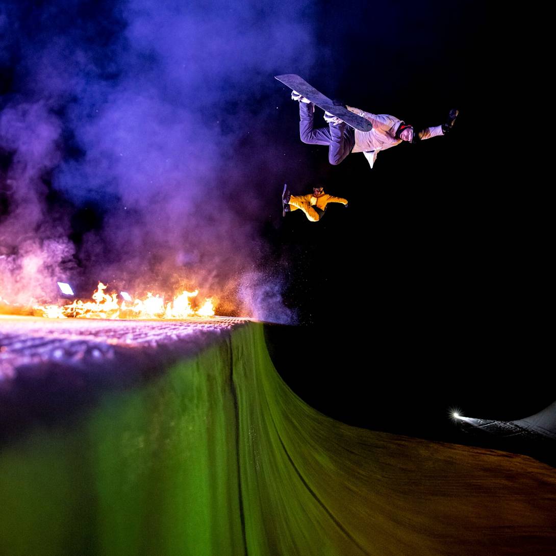 Iouri Podladtchikov vorne und Gian Simmen hinten in der Halfpipe quer