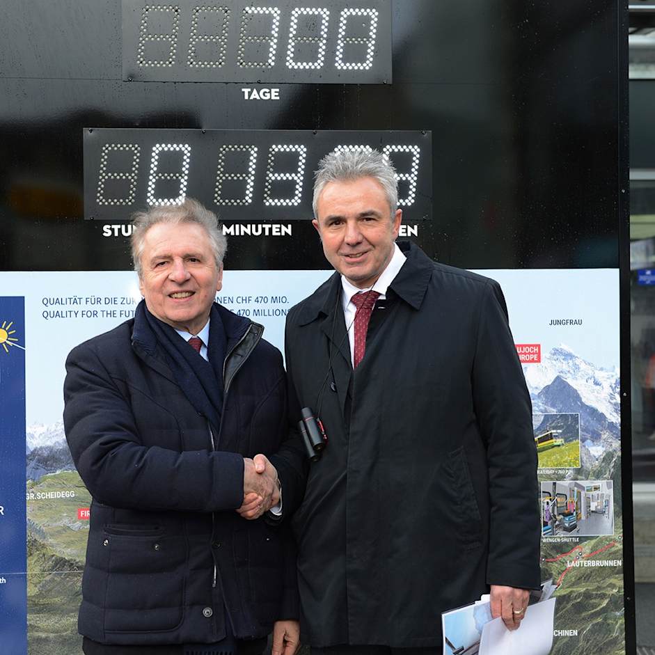 Francois Thiebaud und Urs Kessler vor der Countdown Clock Kopie