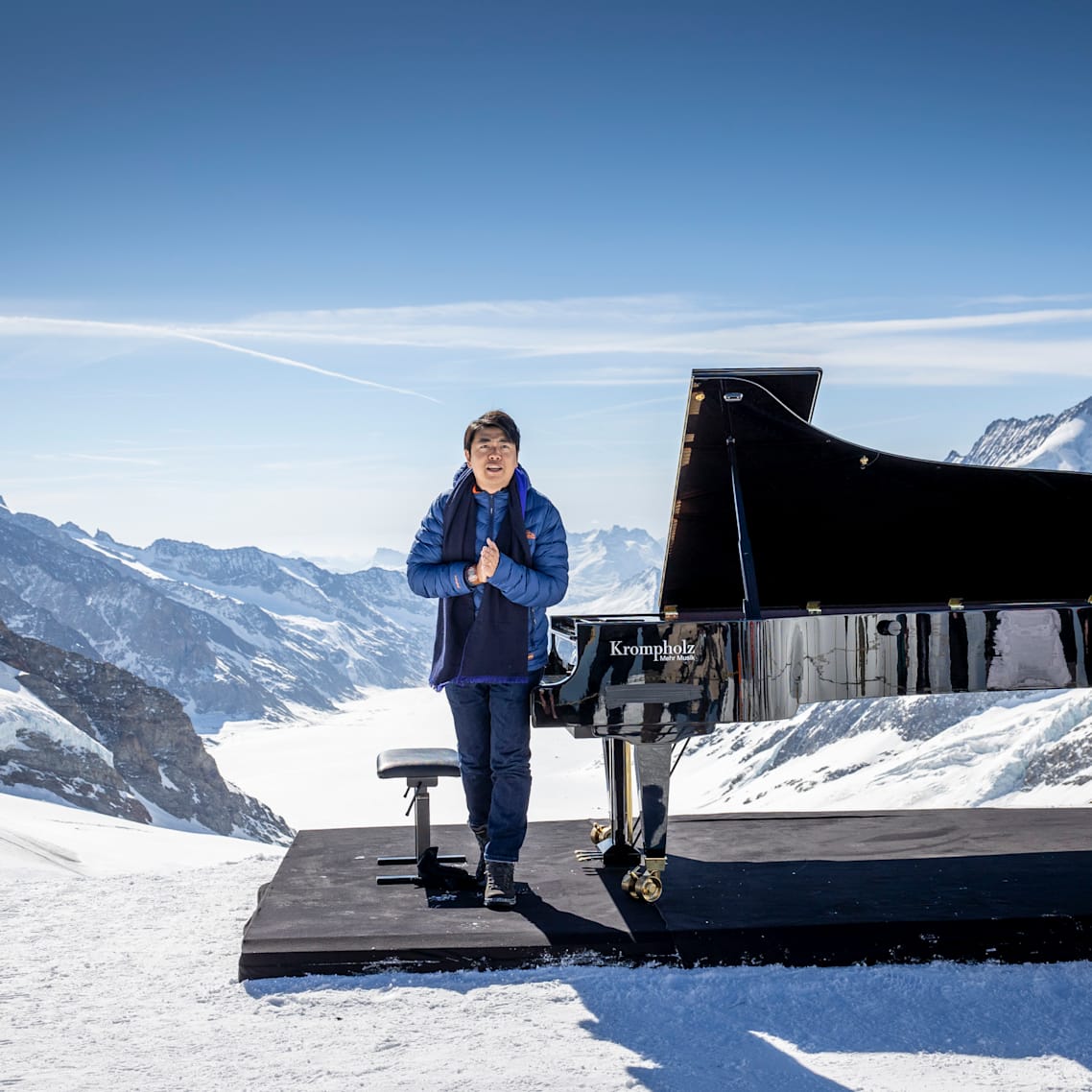 Star Pianist Lang Lang nach seinem Konzert auf dem Jungfraujoch Top of Europe mit dem Aletschgleschter im Hintergrund