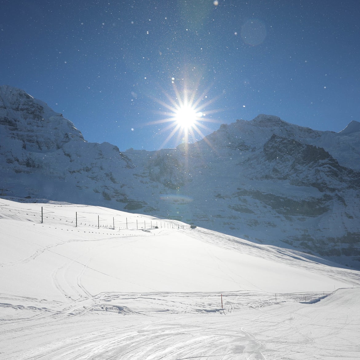 Ideale Wintersportverhaltnisse in Grindelwald und Wengen im Hintergrund Monch Jungfrau und Silberhorn