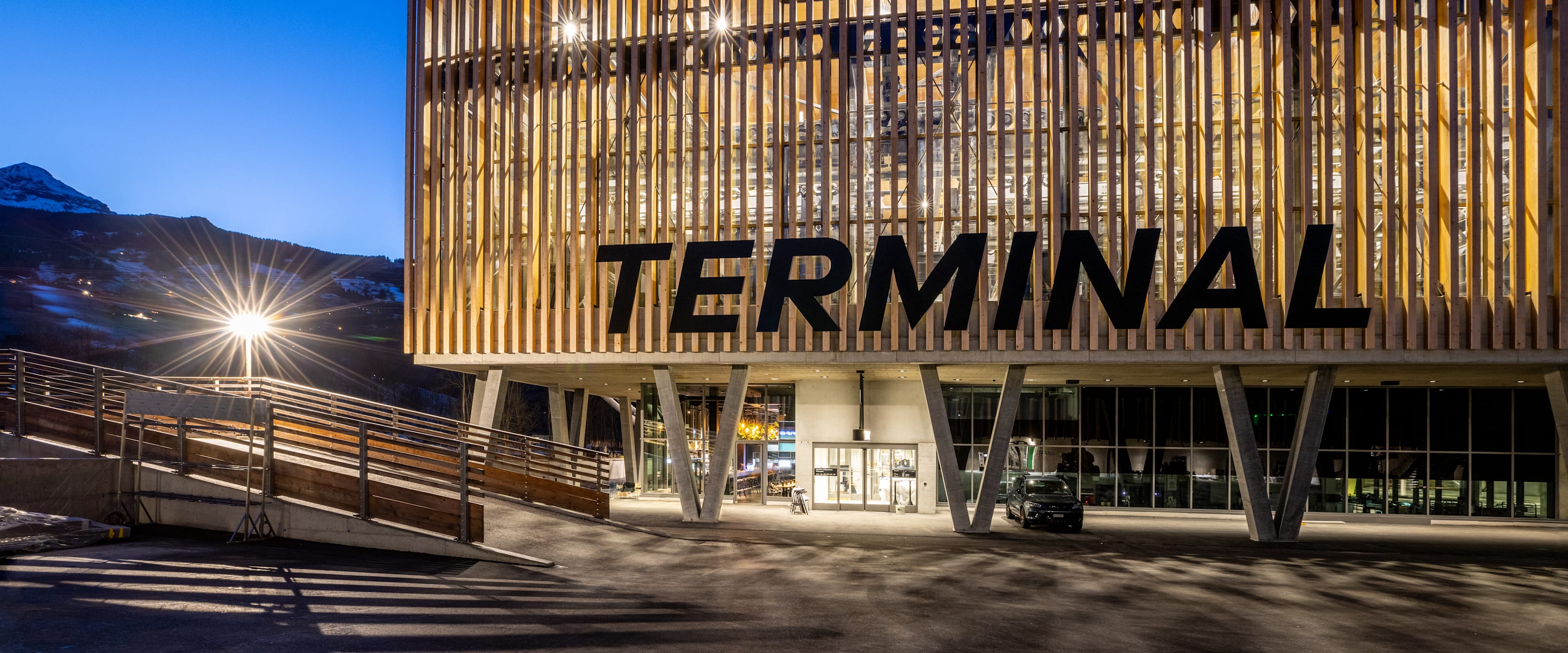 Grindelwald Terminal Aussenaufnahme Abend