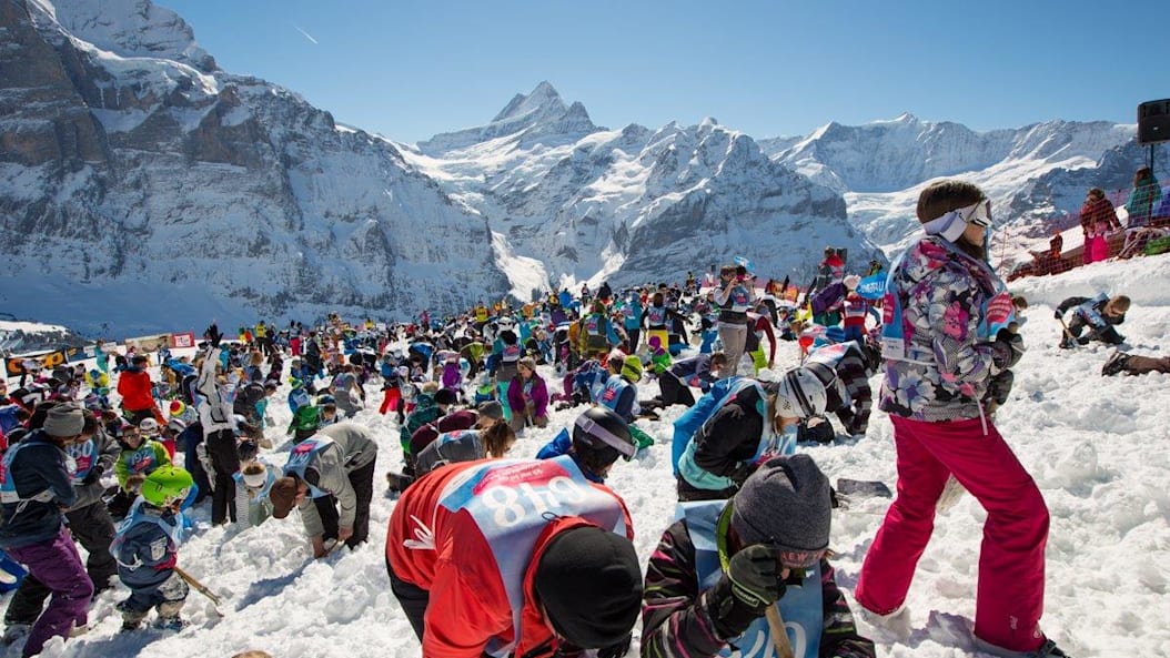 Die groesste Schatzsuche der Schweiz im Schnee Grindelwald First