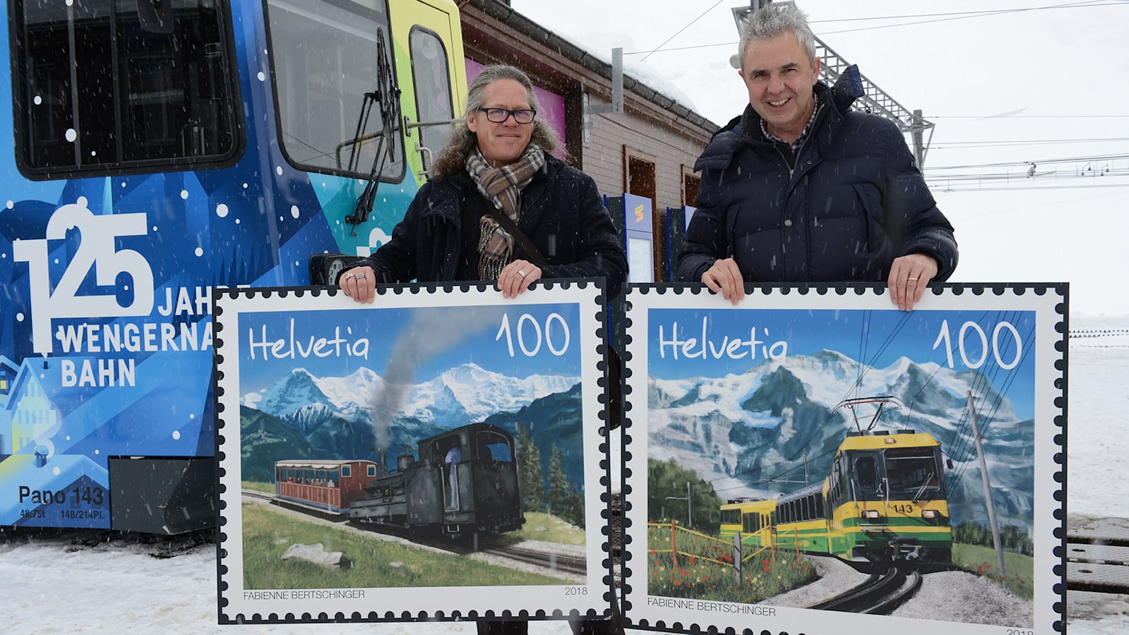 Bernhard Kallen und Urs Kessler mit den Briefmarken vor dem Jubilaeumszug der WAB