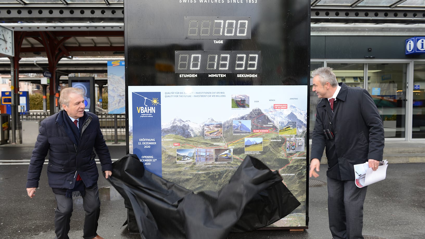 Francois Thiebaud und Urs Kessler enthullen die Countdown Clock beim Bhf Interlaken Ost