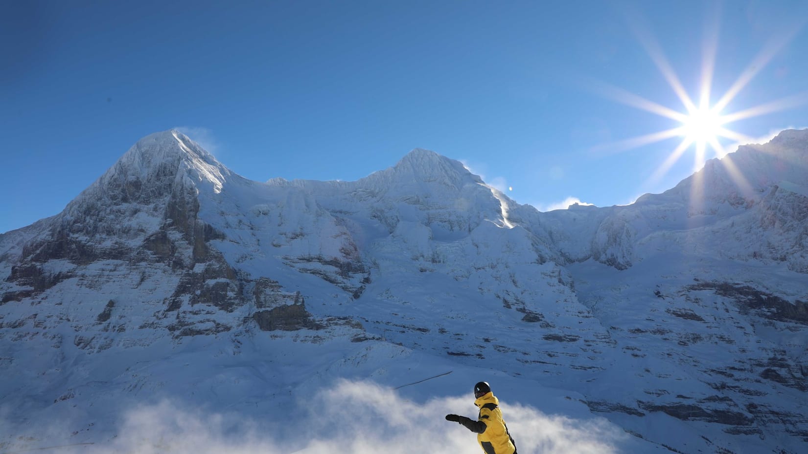 Snowboarder vor Eiger Monch und Jungfrau