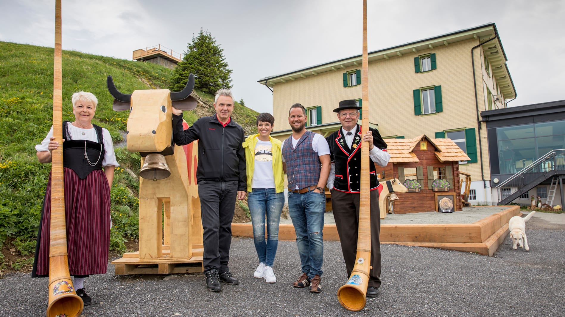 Urs Kessler Francine Jordi und Marc Trauffer mit Alphornblasern auf dem neuen Spielplatz