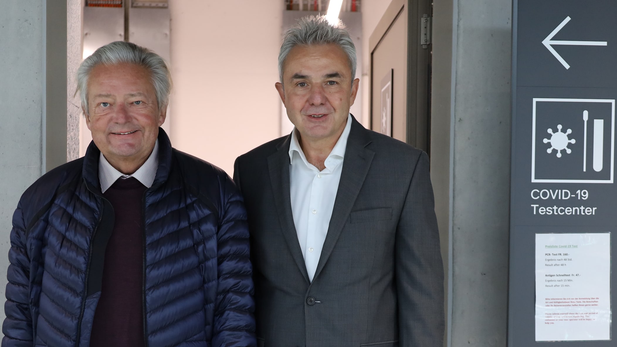 Peter Portmann und Urs Kessler vor dem neuen Testzentrum im Grindelwald Terminal 2 