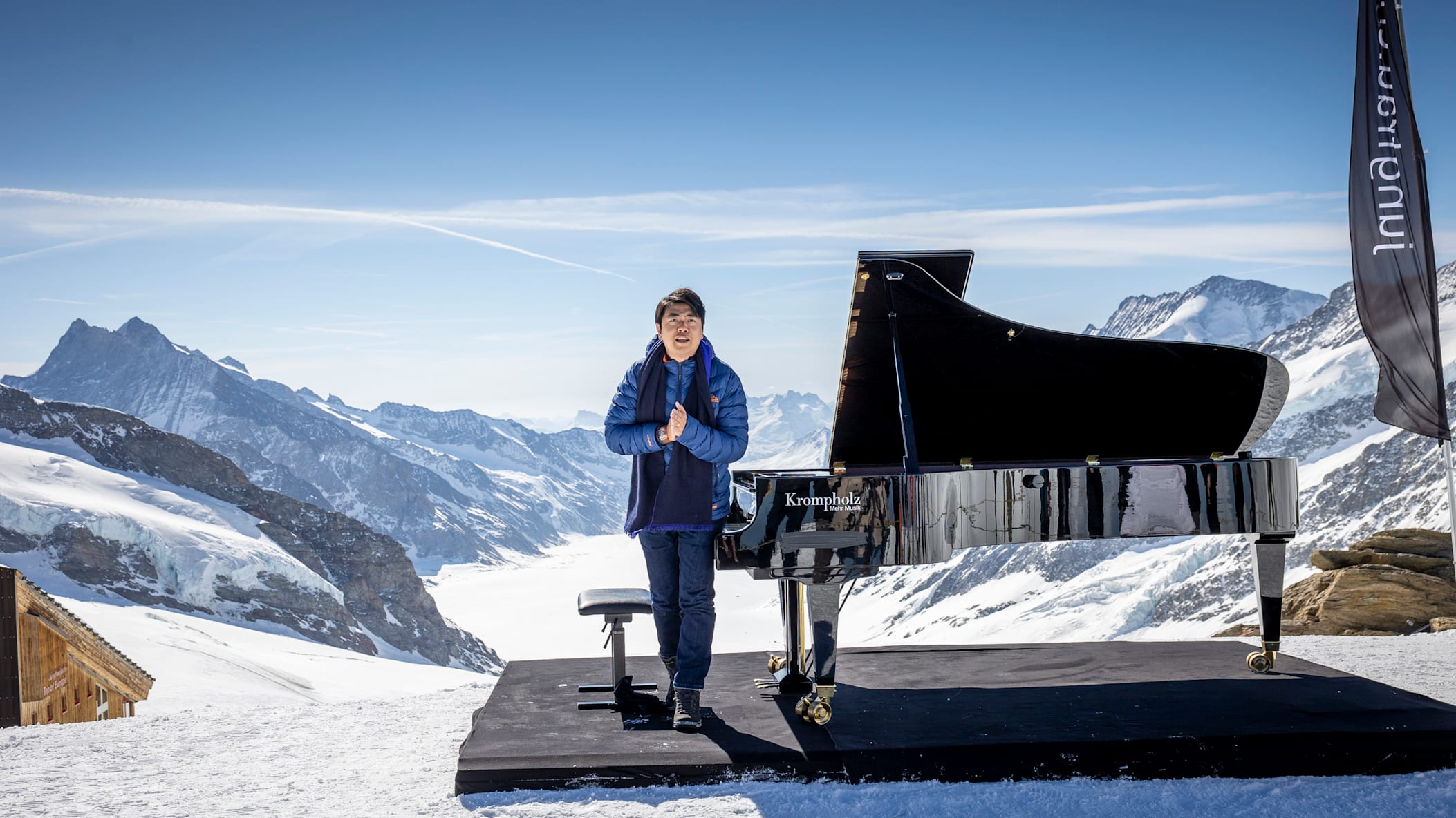 Star Pianist Lang Lang nach seinem Konzert auf dem Jungfraujoch Top of Europe mit dem Aletschgleschter im Hintergrund