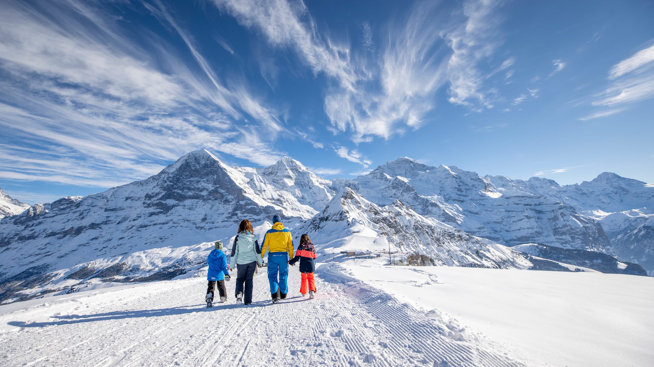 Maennlichen Familie Winterwandern Eiger Moench Jungfrau