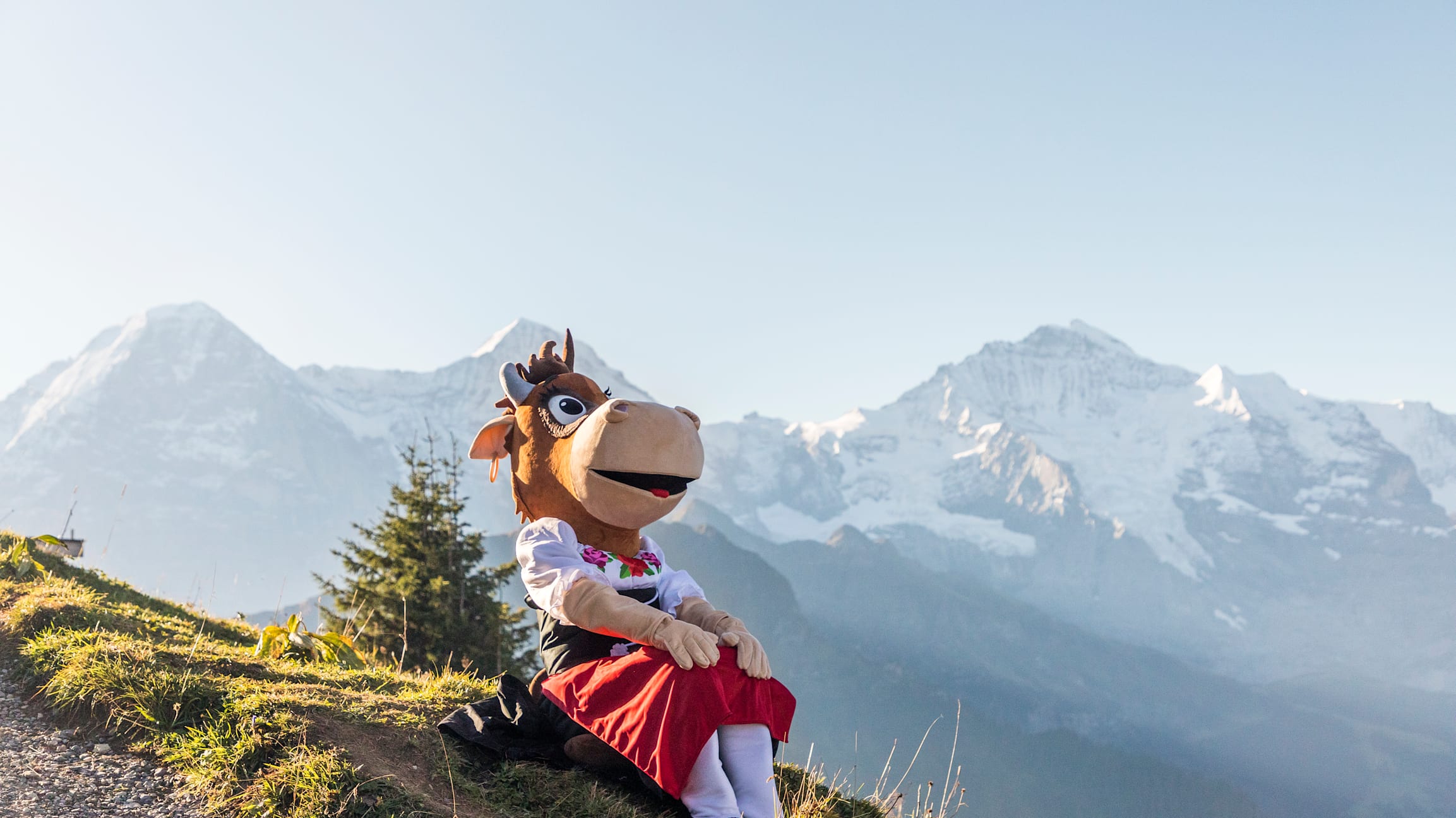 SP Lily Family Day 2020 Lily sitzend Eiger Moench Jungfrau