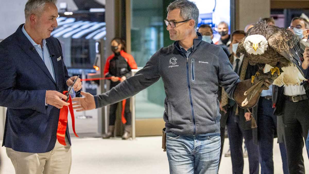 Urs Kessler bei der Übergabe der Schere durch Adler Sherkan und seinem Besitzer Jacques Oliver Travers Kopie