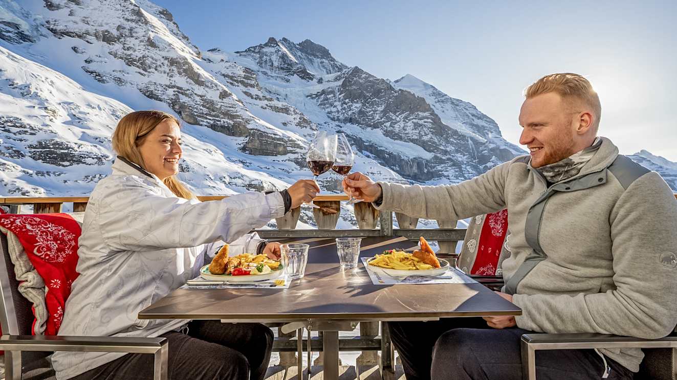 Eigergletscher Gastro aussen Paar anstossen