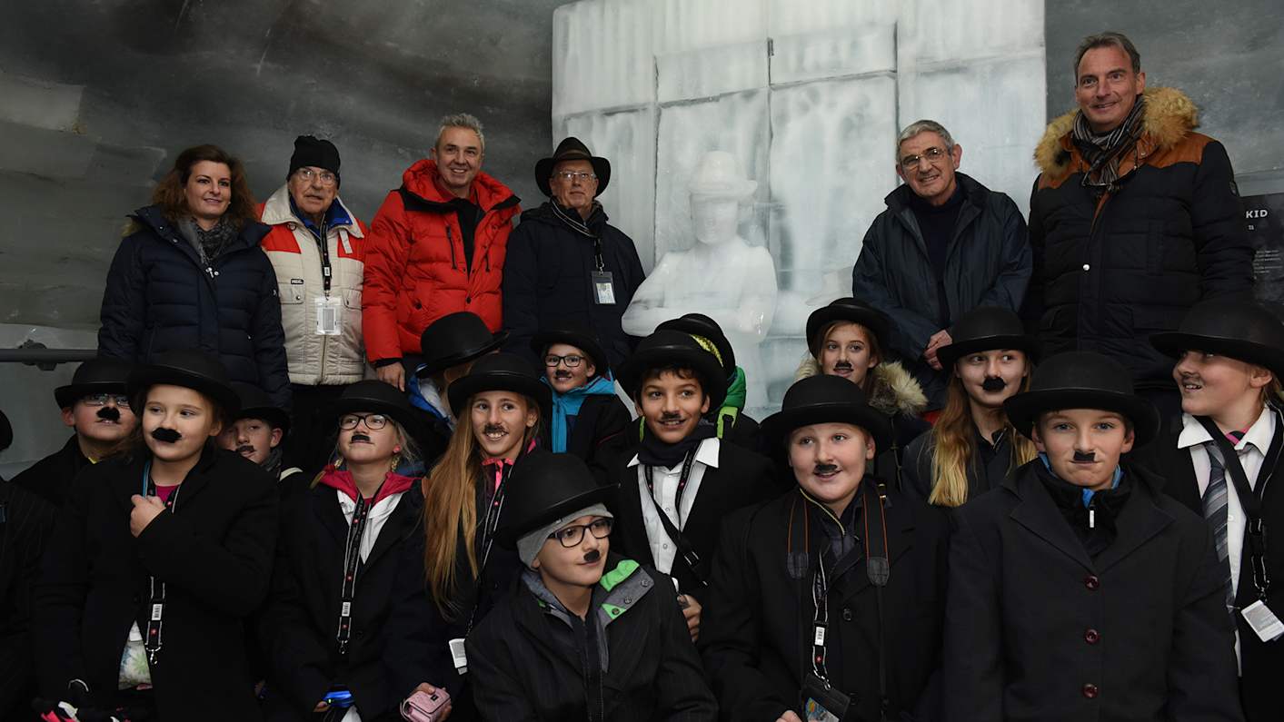 Mit der Schulklasse von Boenigen vor der Statue hinten U Kessler E Chaplin J Doubleday JP Pigeon