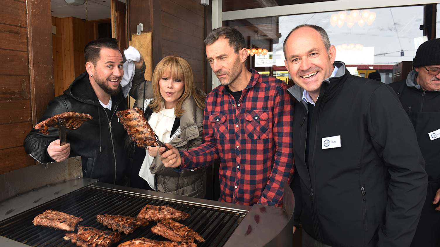 Marc Trauffer Francine Jordi Gian Simmen und Reto Mettler beim BBQ Grill