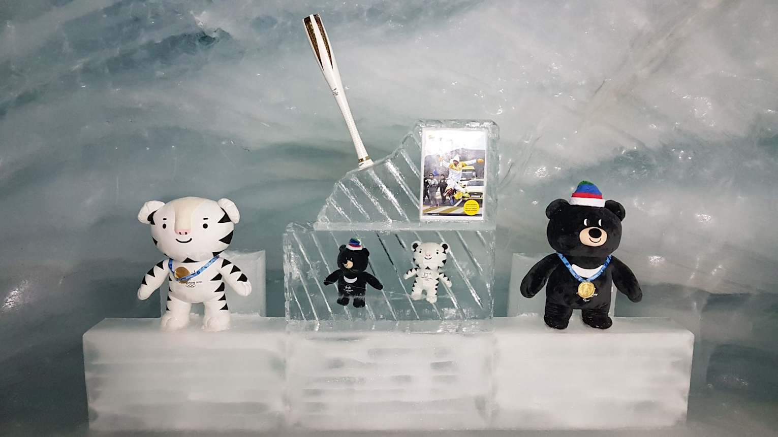 Fackel und Maskottchen im Eispalast