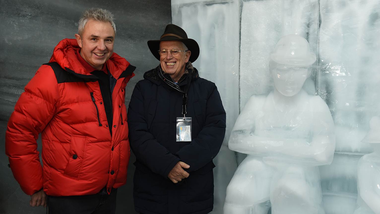 Urs Kessler und Eugene Chaplin vor der Statue