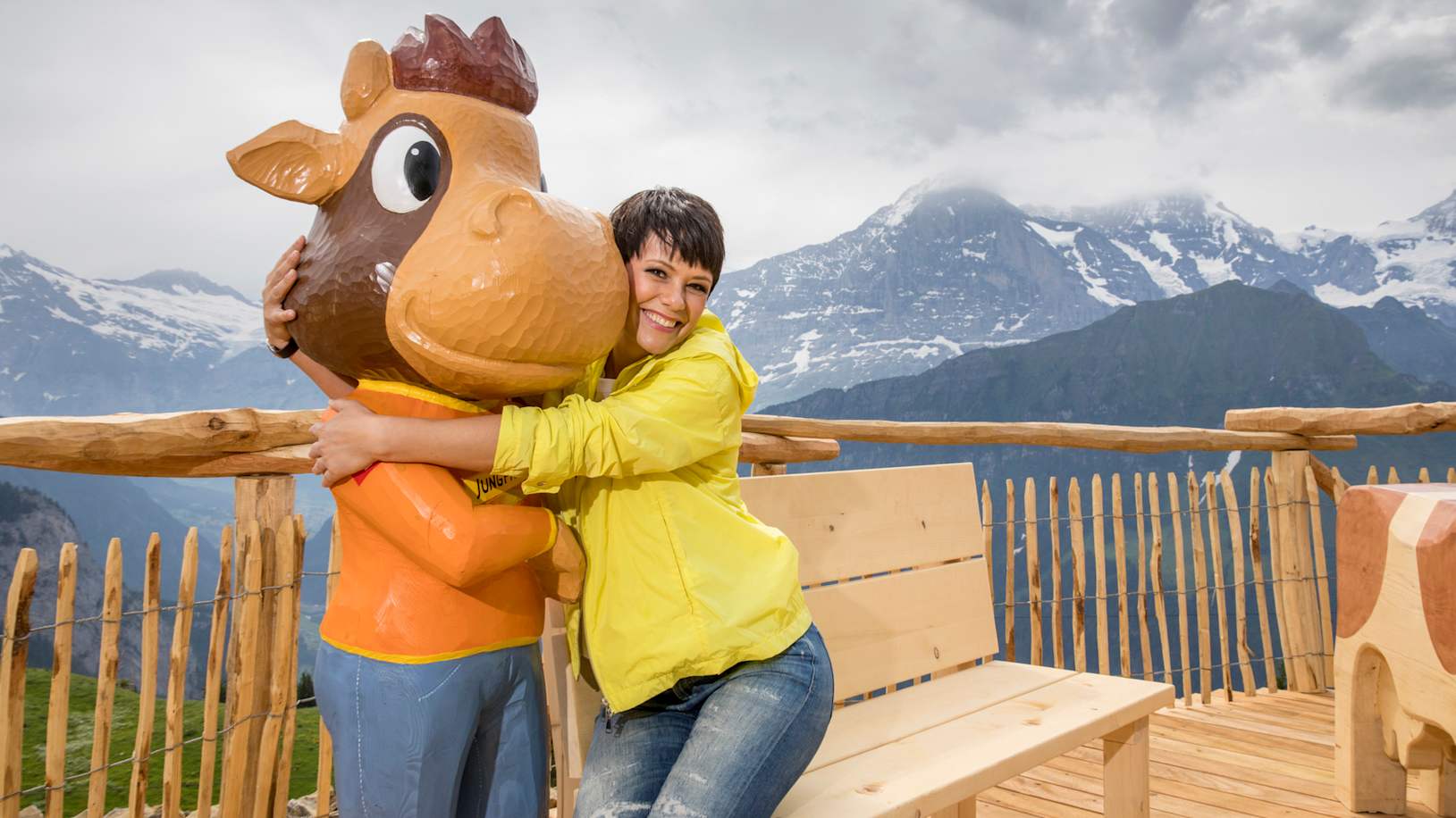 Francine Jordi mit Holzkuh Lily