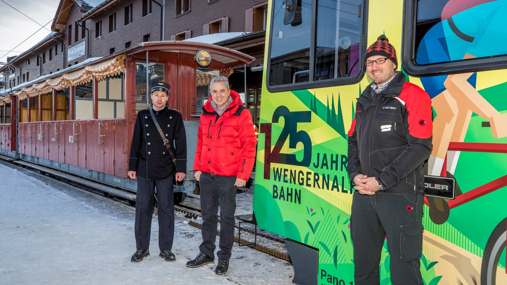 Urs Kessler mit dem Zugbegleiter der SPB in nostalgischer Uniform und Zugfuhrer WAB in neuer Uniform