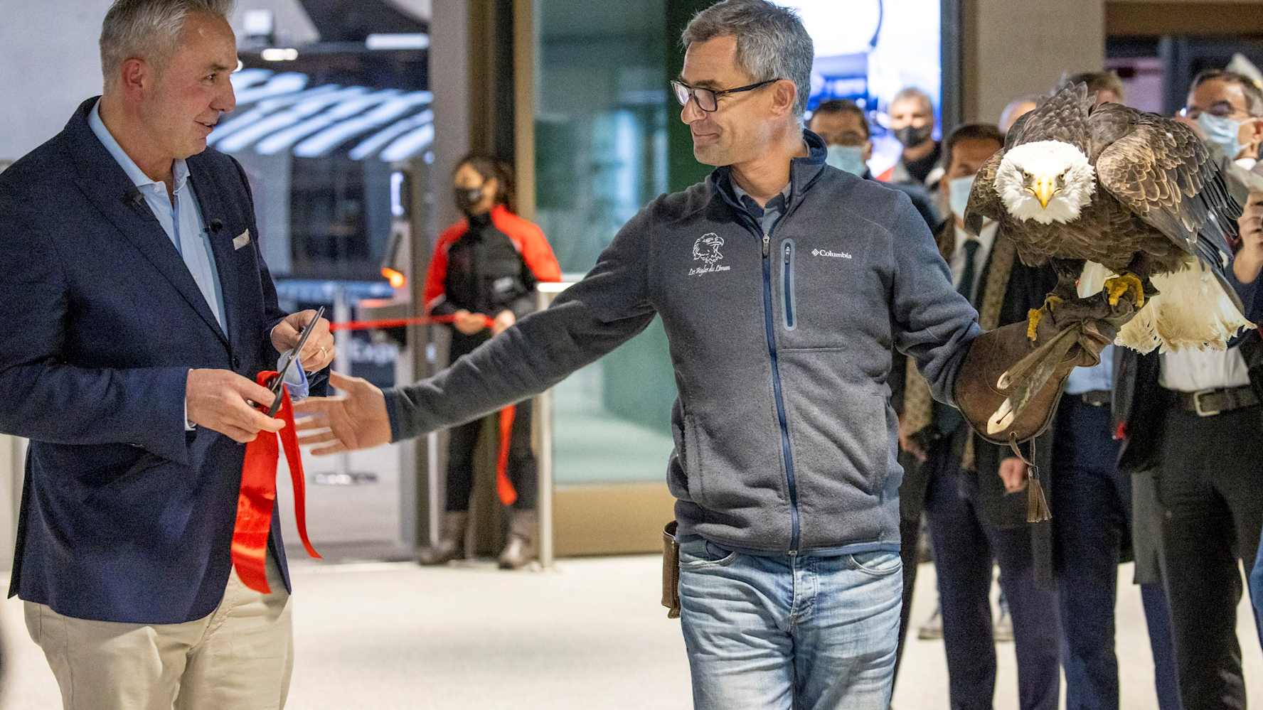 Urs Kessler bei der Übergabe der Schere durch Adler Sherkan und seinem Besitzer Jacques Oliver Travers Kopie