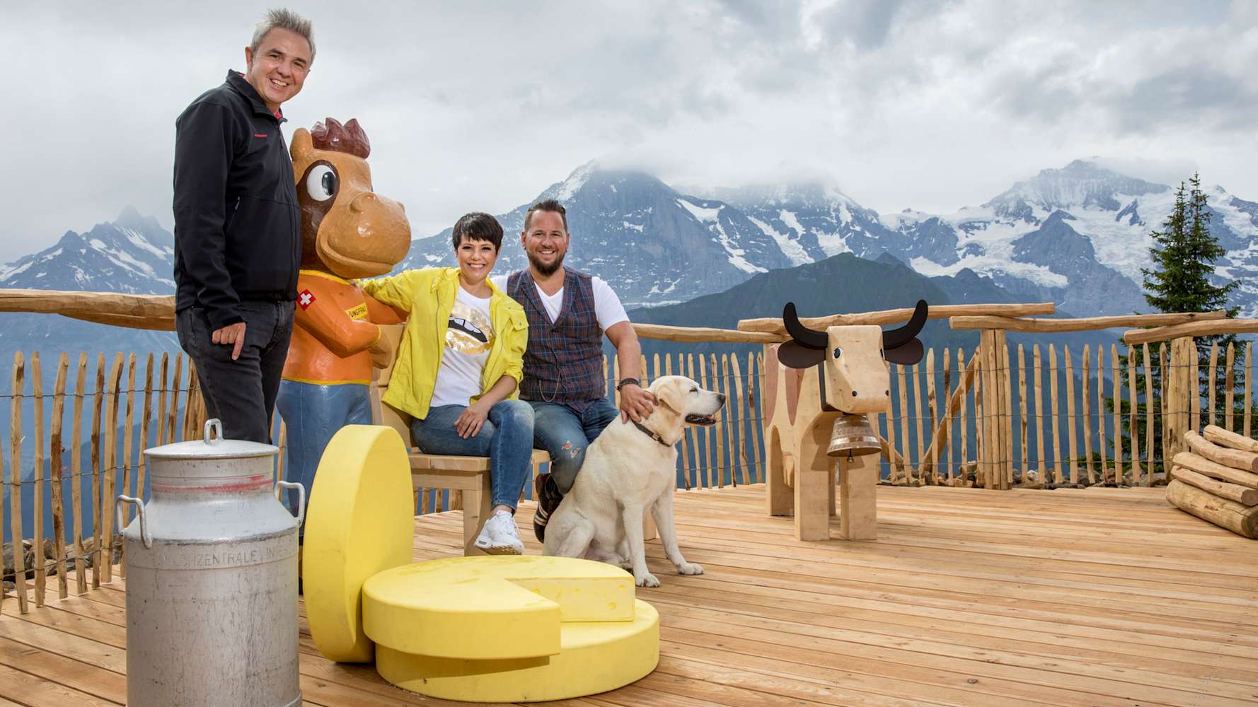 Urs Kessler Francine Jordi und Marc Trauffer und Hund Theo beim Fotopoint