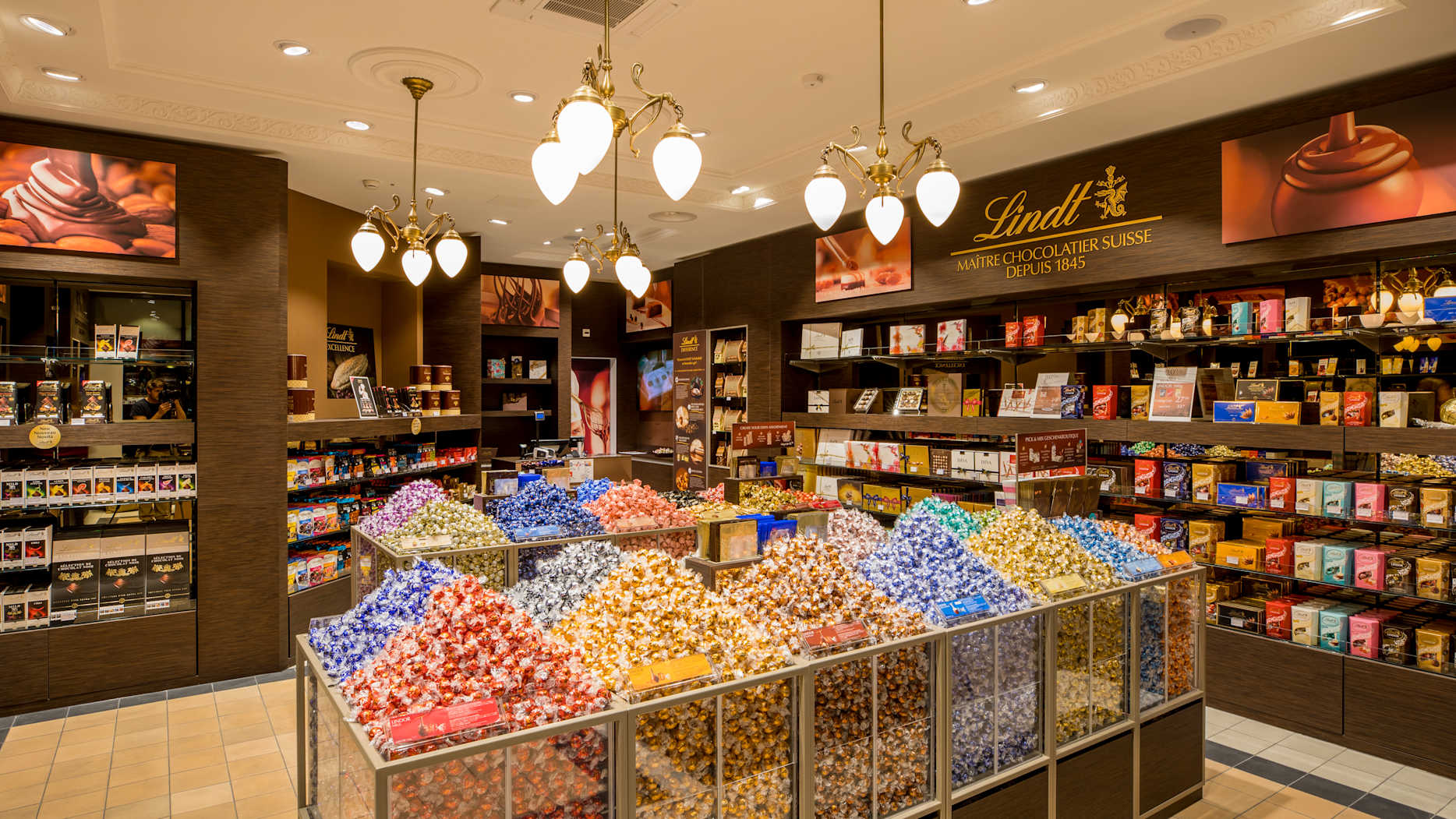 Experiences, flagship store, indoors, Interlaken, Jungfrau Railways, Lindt, partnerships, shop, store, Swatch, relationships, Victorinox, jungfrau.ch