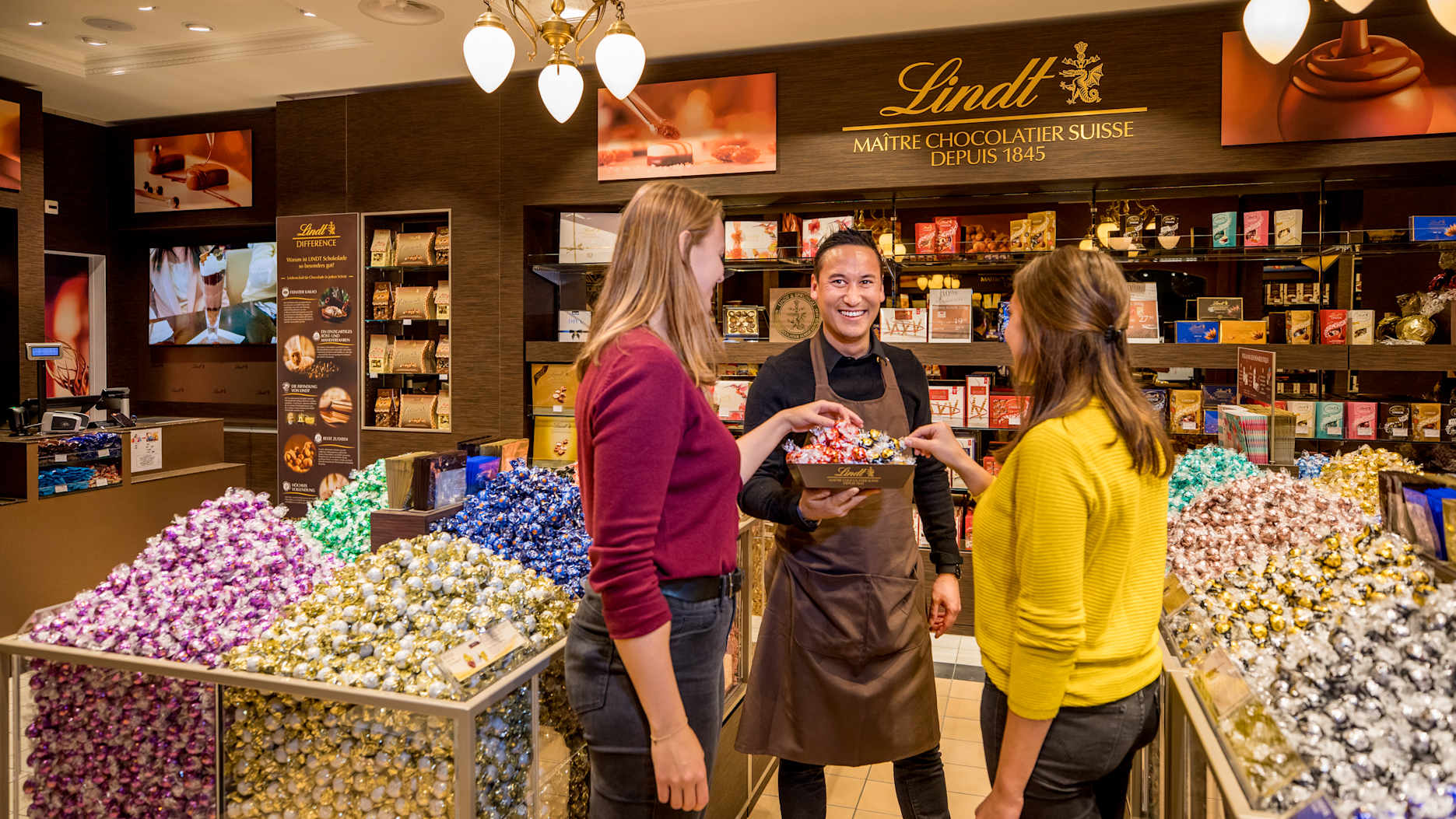 Experiences, flagship store, indoors, Interlaken, Jungfrau Railways, Lindt, partnerships, shop, store, Swatch, relationships, Victorinox, jungfrau.ch