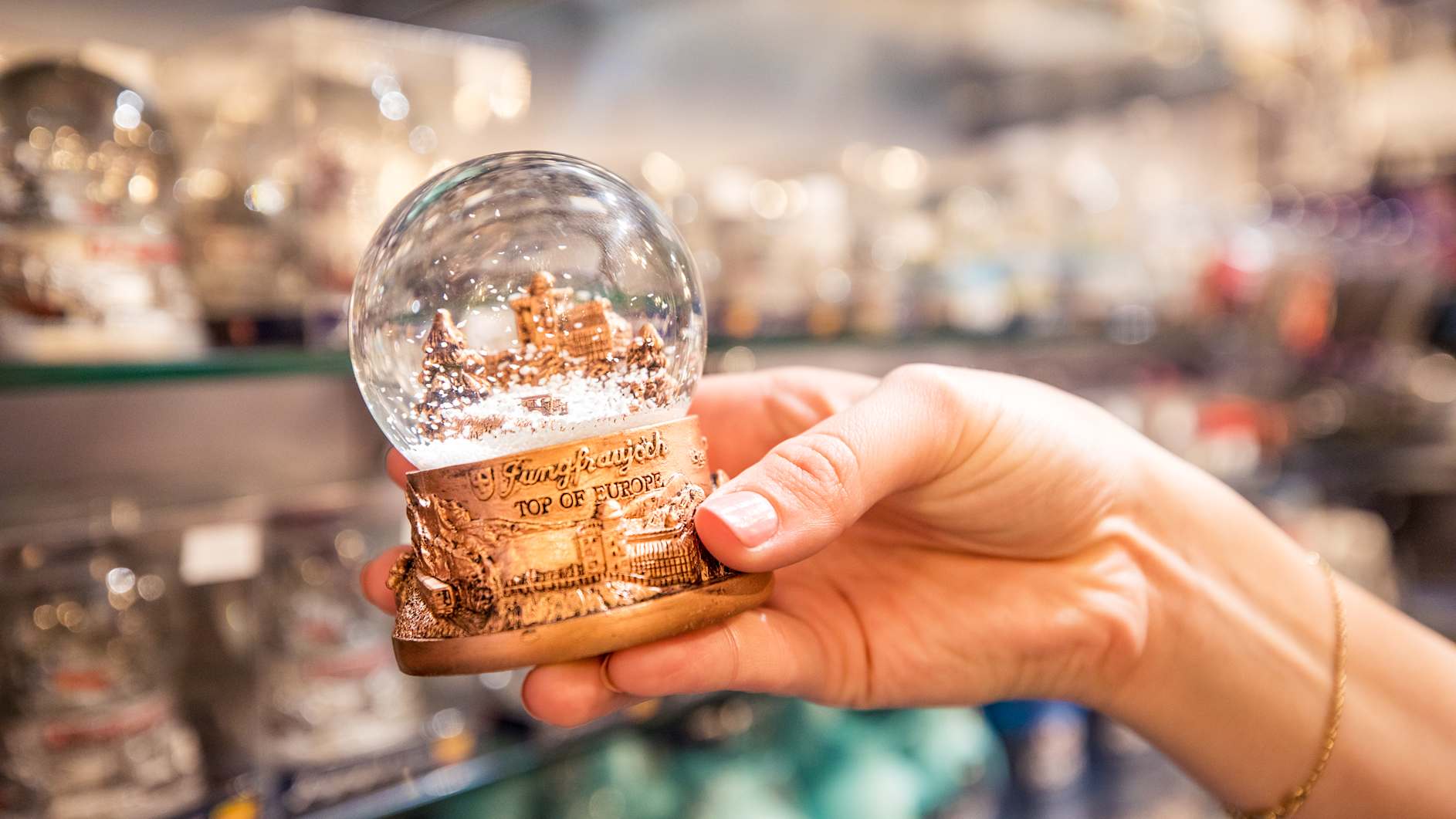 Experiences, flagship store, indoors, Interlaken, Jungfrau Railways, Lindt, partnerships, shop, store, Swatch, relationships, Victorinox, jungfrau.ch