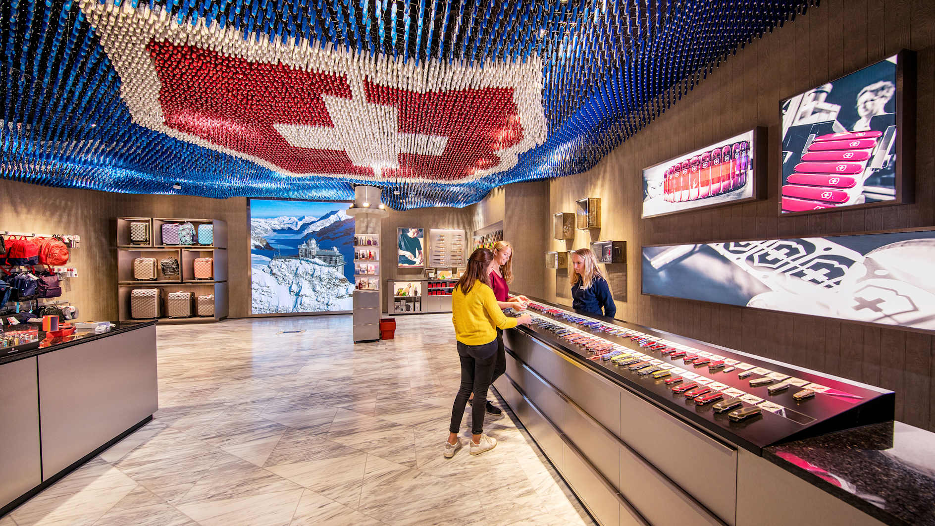 Erlebnisse-Aktivitaeten, Flagshipstore, Innenaufnahme, Interlaken, Jungfraubahnen, Lindt, Partnerschaften, Shop, Store, Swatch, Verhältnisse, Victorinox, jungfrau.ch