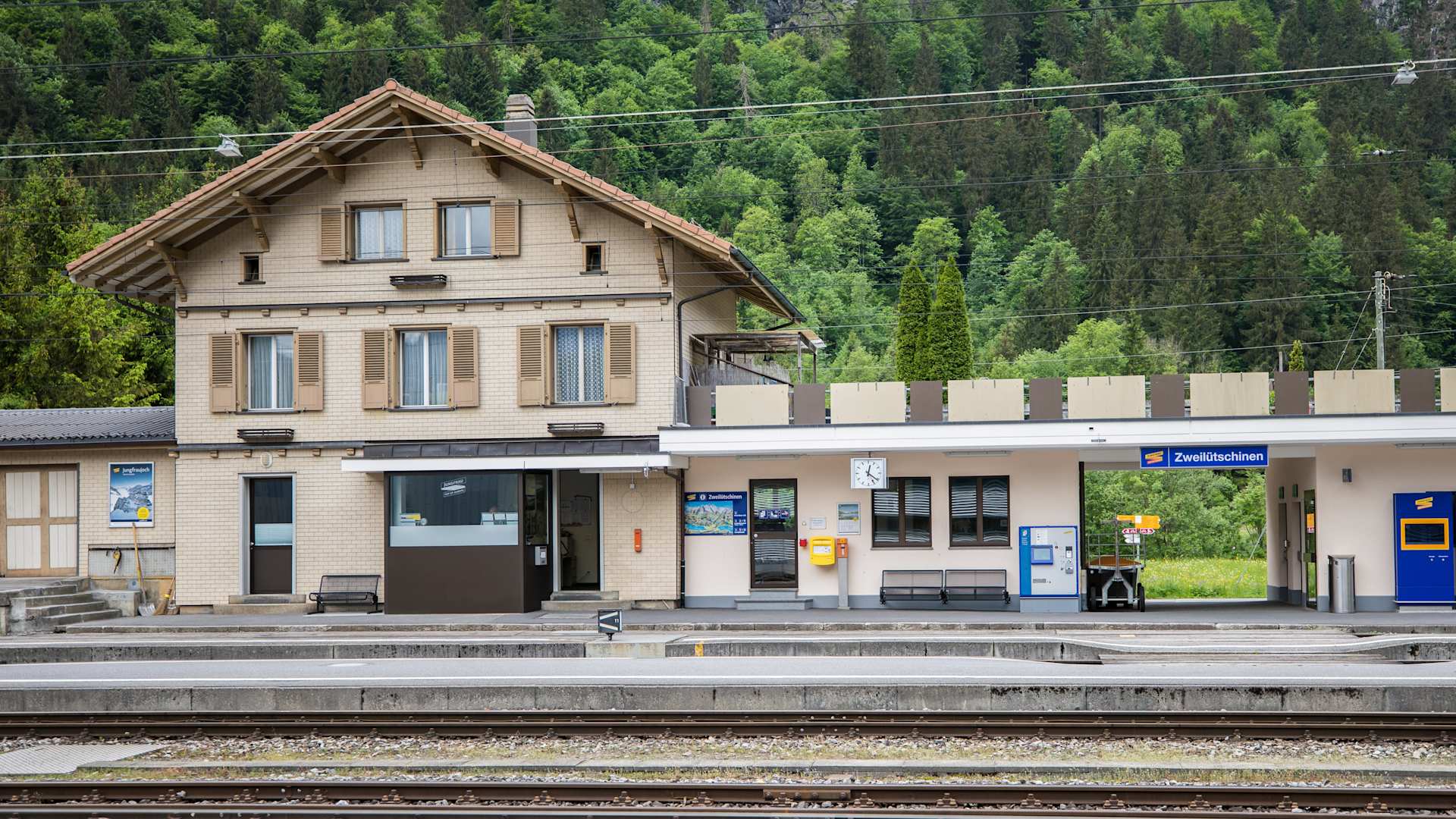 Zweilütschinen railway station