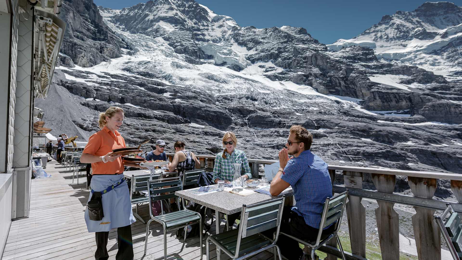 Restaurant Eigergletscher Terrasse mit Bergpanorama