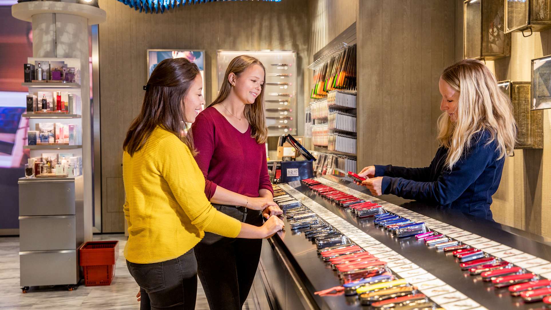 Experiences, flagship store, indoors, Interlaken, Jungfrau Railways, Lindt, partnerships, shop, store, Swatch, relationships, Victorinox, jungfrau.ch