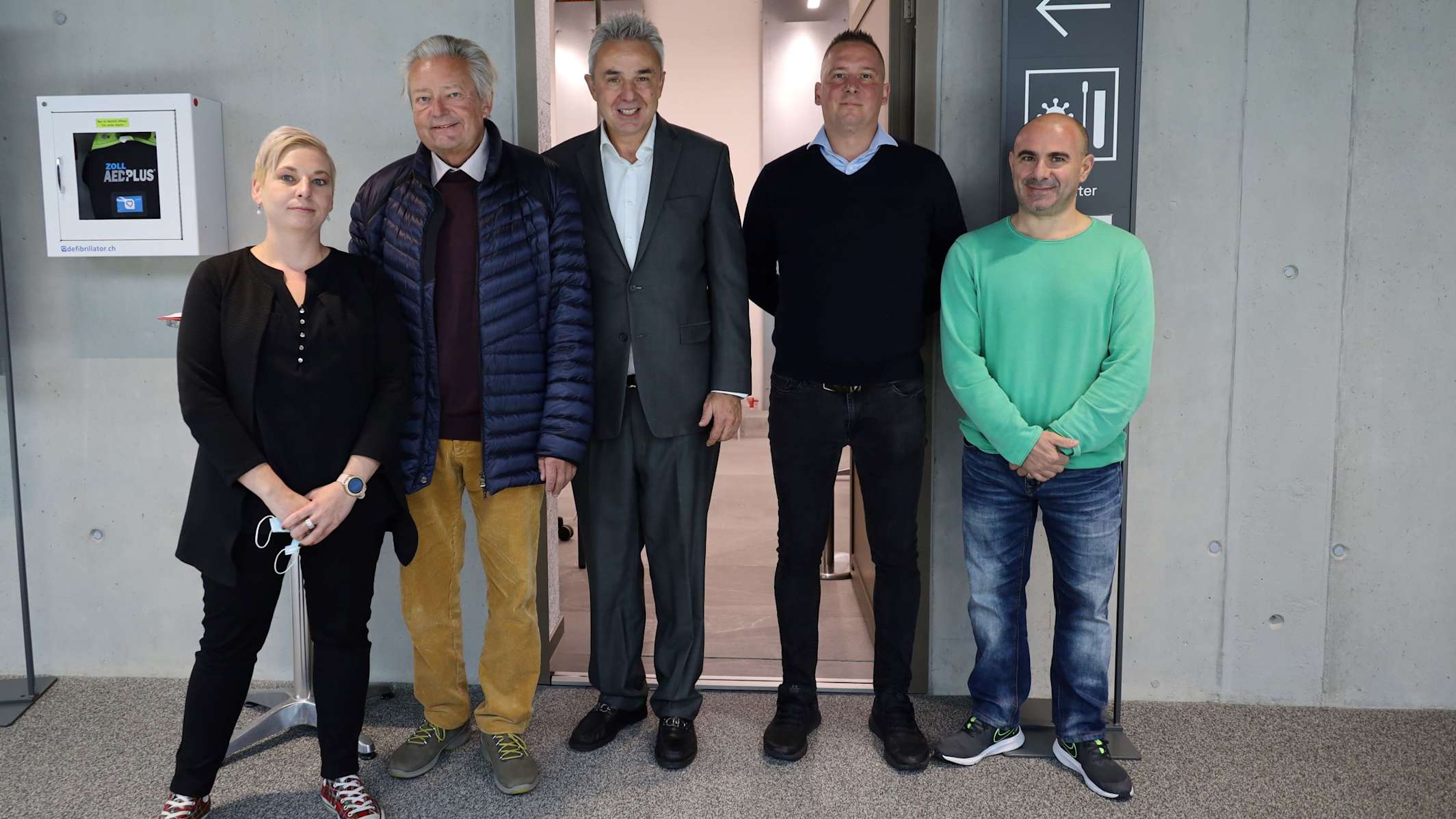 Peter Portmann zweiter von links Urs Kessler Mitte mit dem Team vor dem neuen Testzentrum im Grindelwald Terminal kl