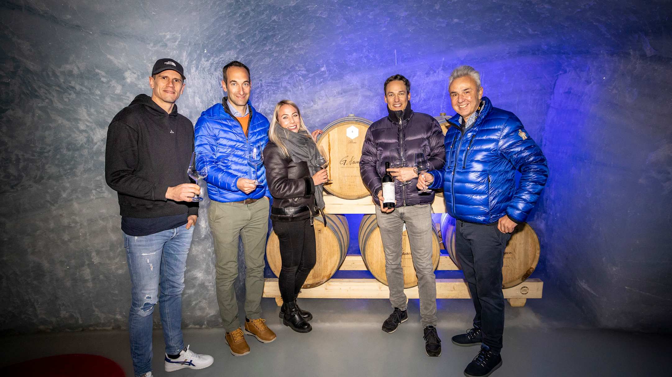 Degustation im Eispalast vlnr Andy Schmid Handballer David Volken Glaziologe Larissa Kuonen Ing Oenologin Patrick Revey Kellerei Kuonen Urs Kessler Direktor Jungfraubahnen