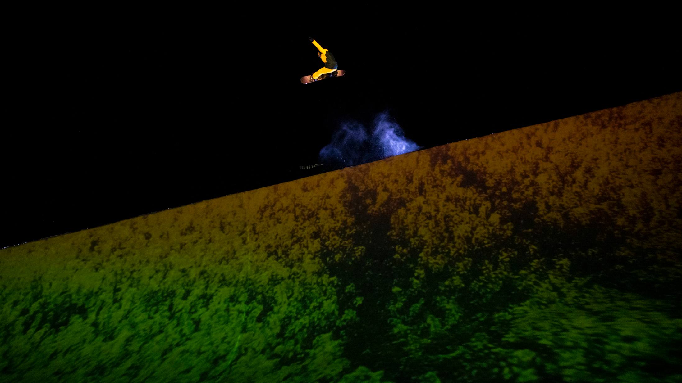 Gian Simmen in der beleuchteten Halfpipe