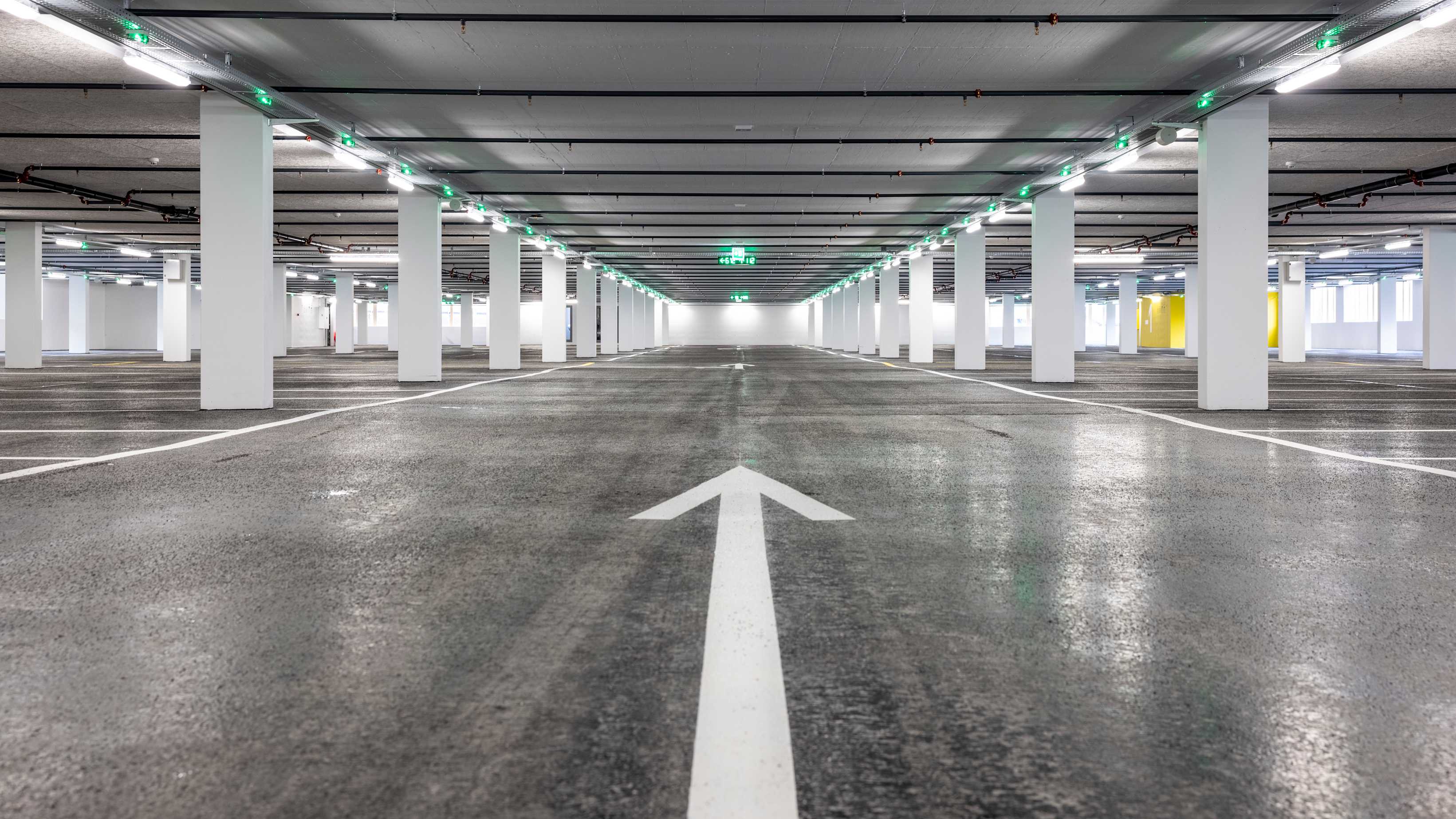 Grindelwald Terminal Parkhaus Innenansicht Pfeil