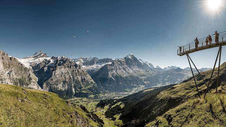 Grindelwald First Cliff Walk Parapentistes dans le ciel