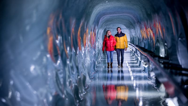 Rundgang durch Eispalast mit Eisskulpturen