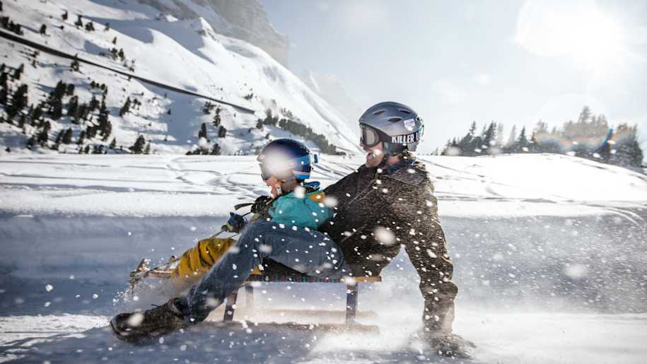 Kleine Scheidegg Eiger Run Personen am Schlitteln von der Seite