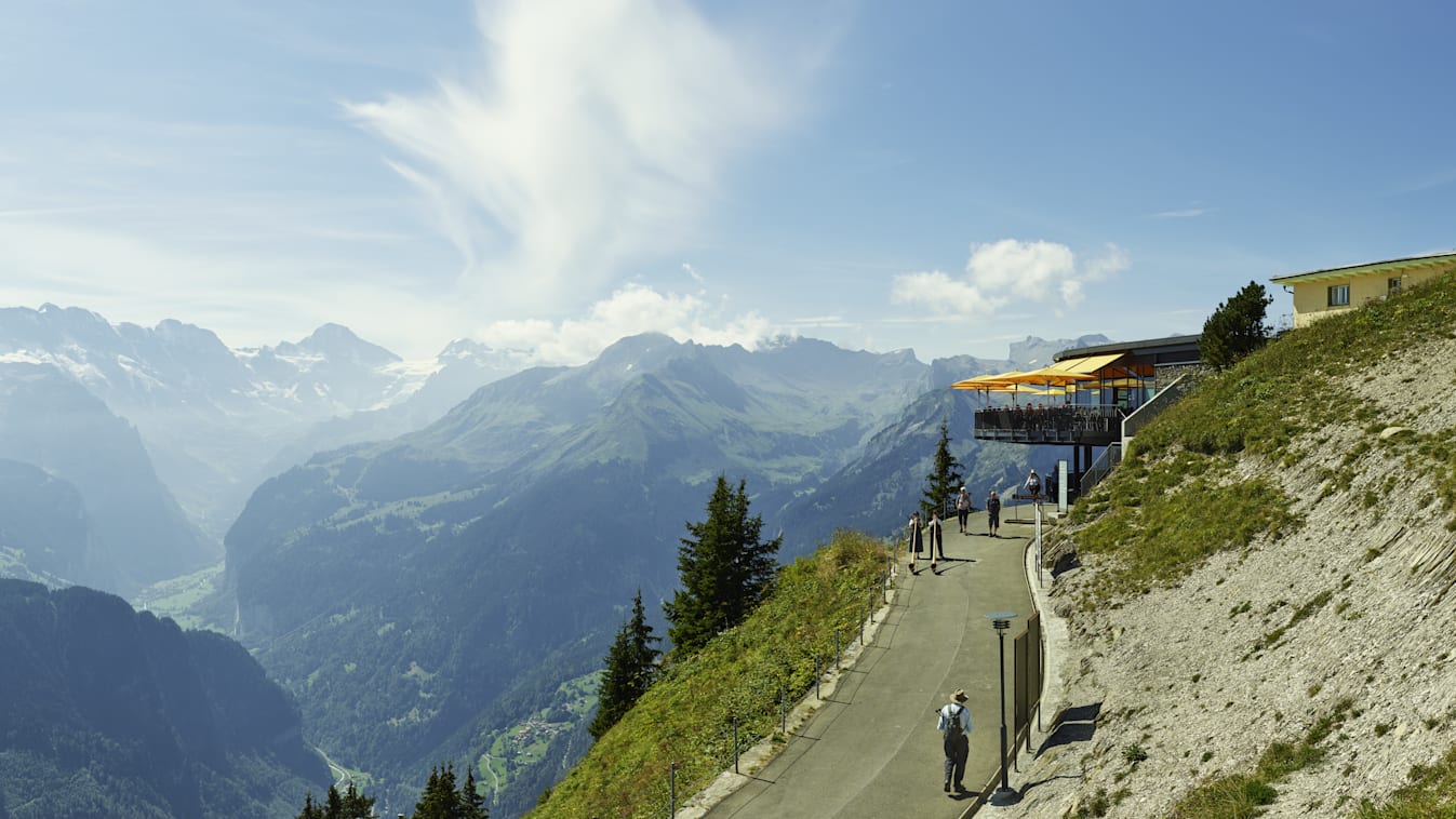 Schynige Platte Panorama Eiger Jungfrau Maennlichen Restaurant Terrasse Sommer