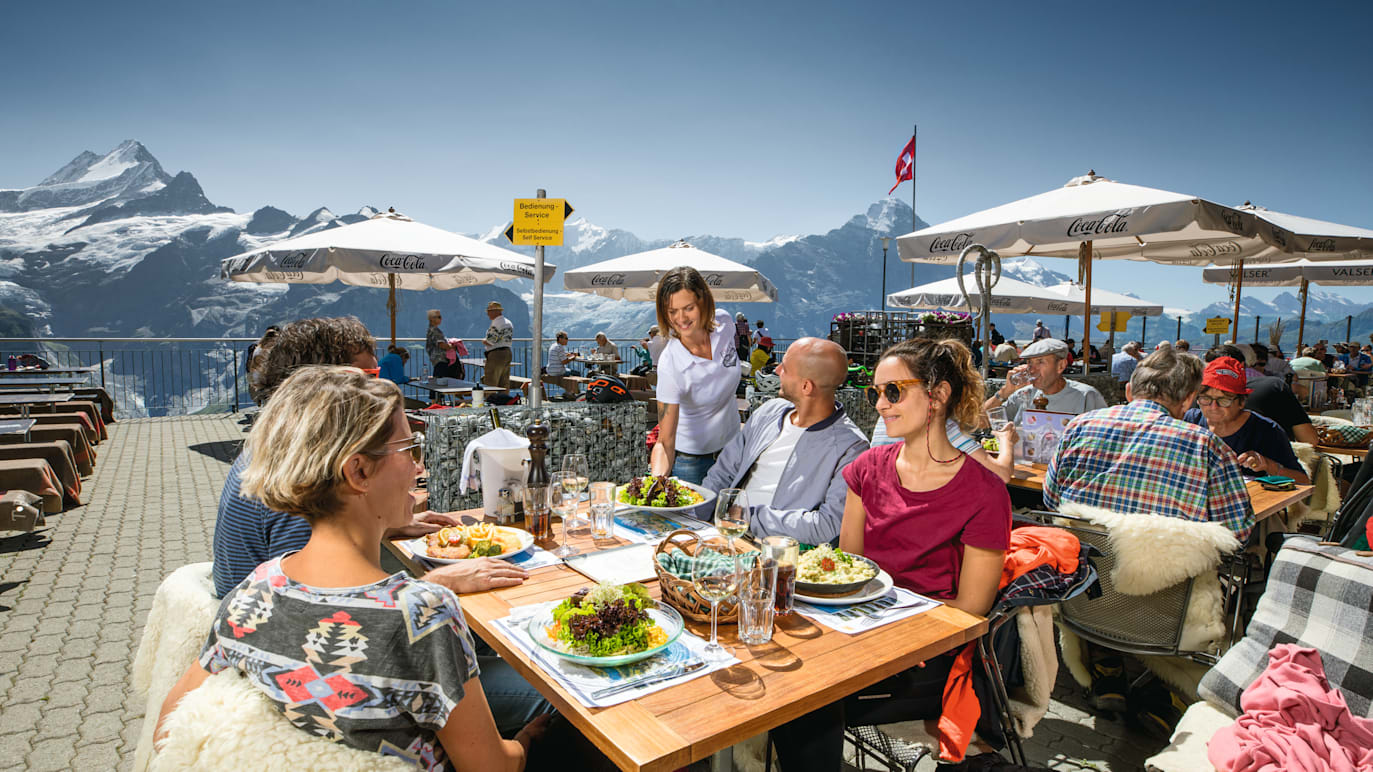 Grindelwald First Bergrestaurant First Personen erhalten Essen