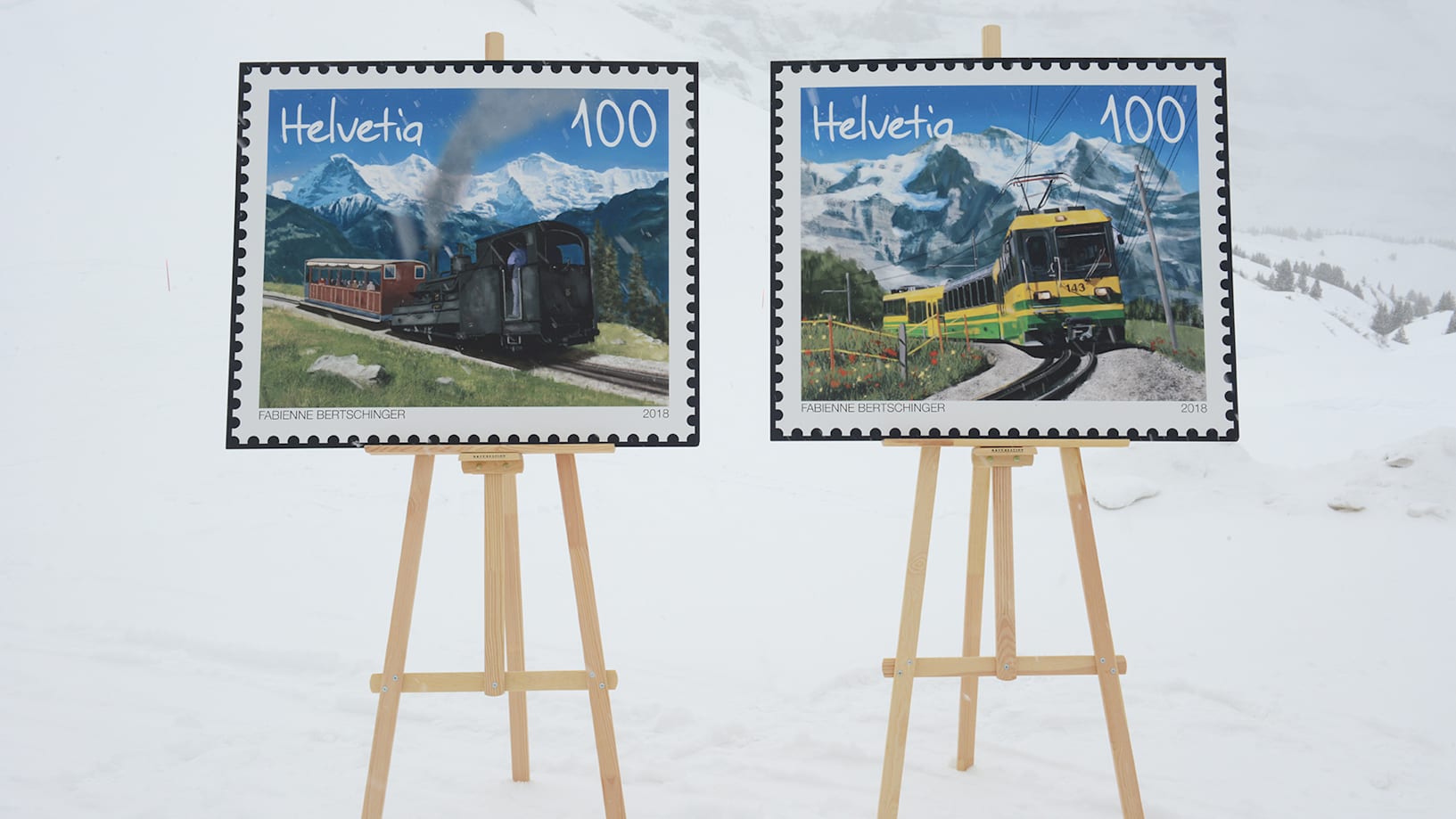 Die Briefmarken vor der Schneekulisse