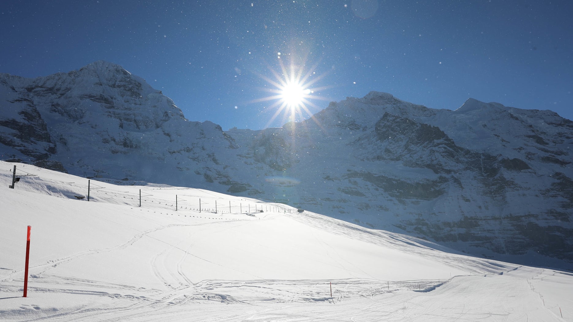 Ideale Wintersportverhaltnisse in Grindelwald und Wengen im Hintergrund Monch Jungfrau und Silberhorn