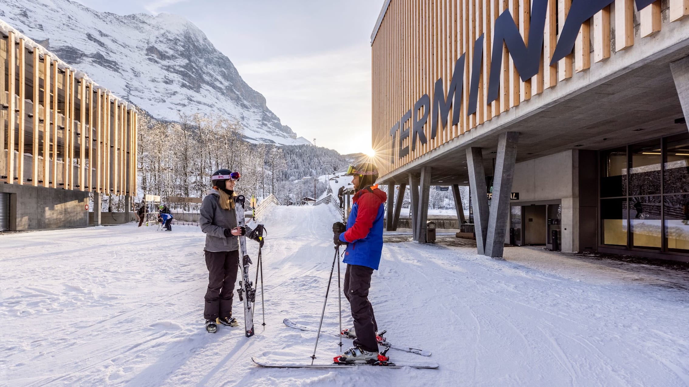 Grindelwald Terminal Skibruecke Skifahrer Abendstimmung kl