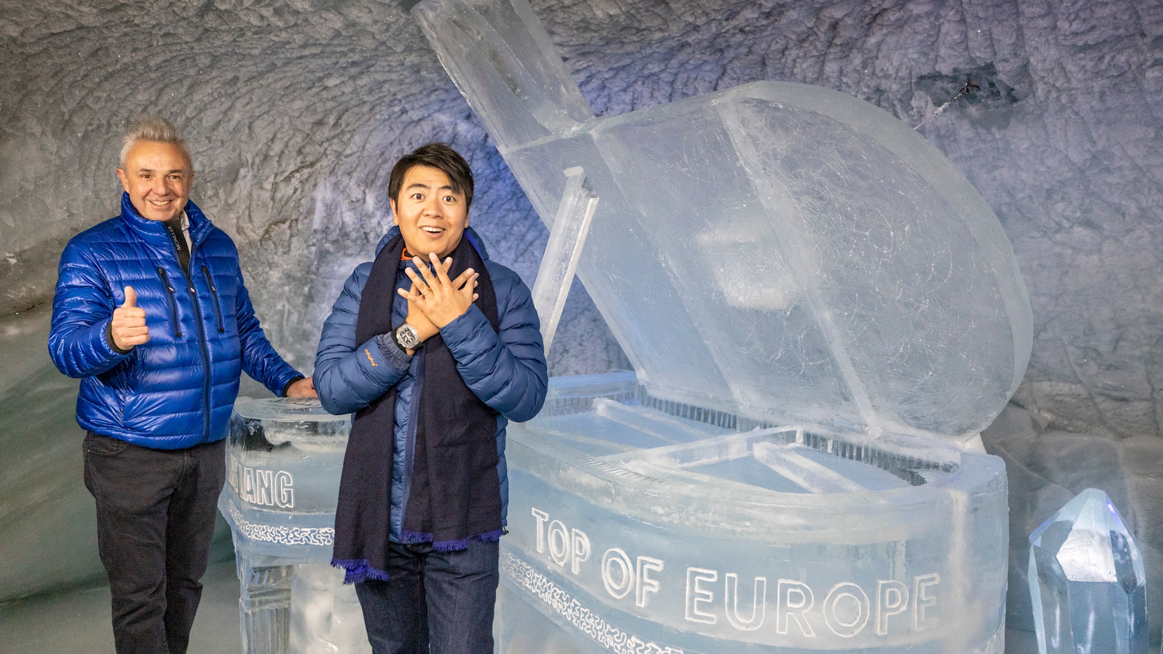 Jungfraubahnen Direktor Urs Kessler links Star Pianist Lang Lang rechts vor der Eisskulptur fuer Lang Lang im Eispalast auf dem Jungfraujoch