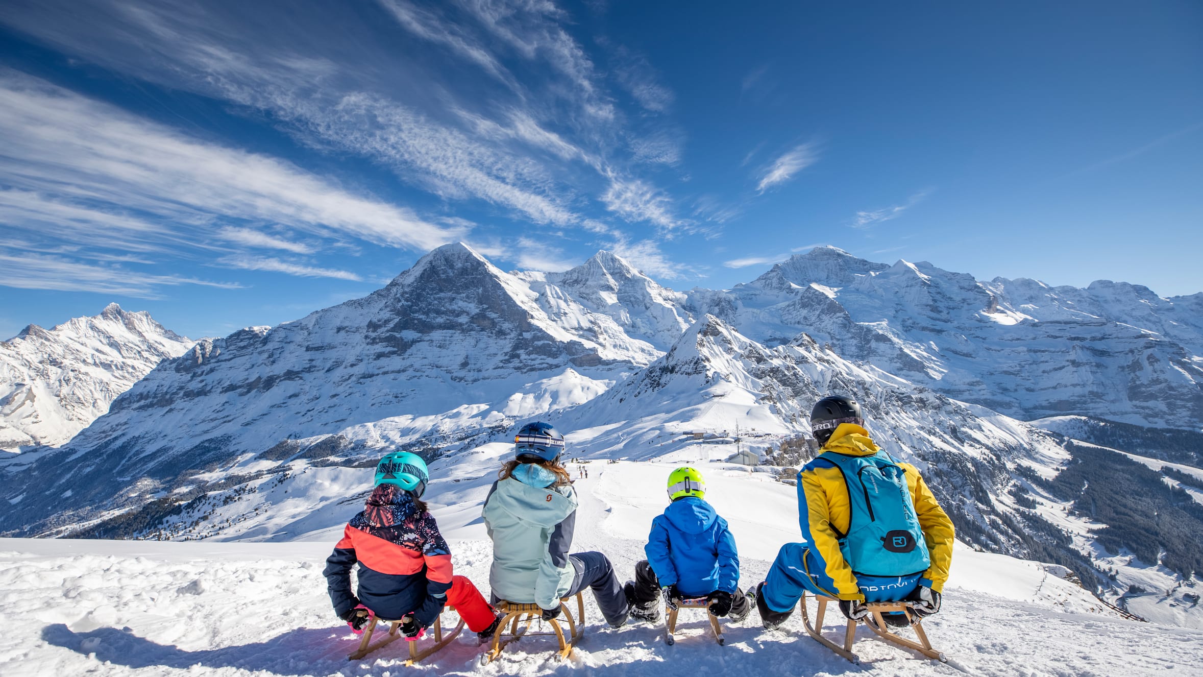 Maennlichen Familie Schlitteln Start Eiger Moench Jungfrau