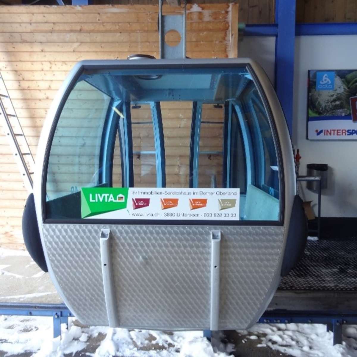 Firstbahn gondola with advertisement (detail)
