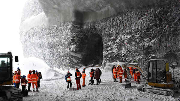 Successful breakthrough at the mountain station of the new tricable gondola 
