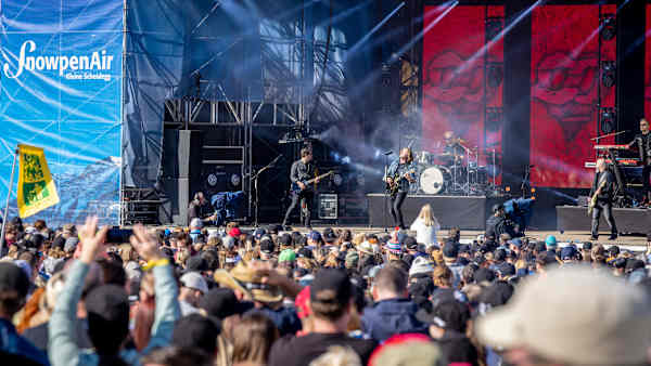 SnowpenAir 2022: With the splendour of the Eiger in full view and sunshine in abundance, it was up to Sunrise Avenue, Patent Ochsner and Stefanie Heinzmann to whip up the gathered crowd into a party mood. 